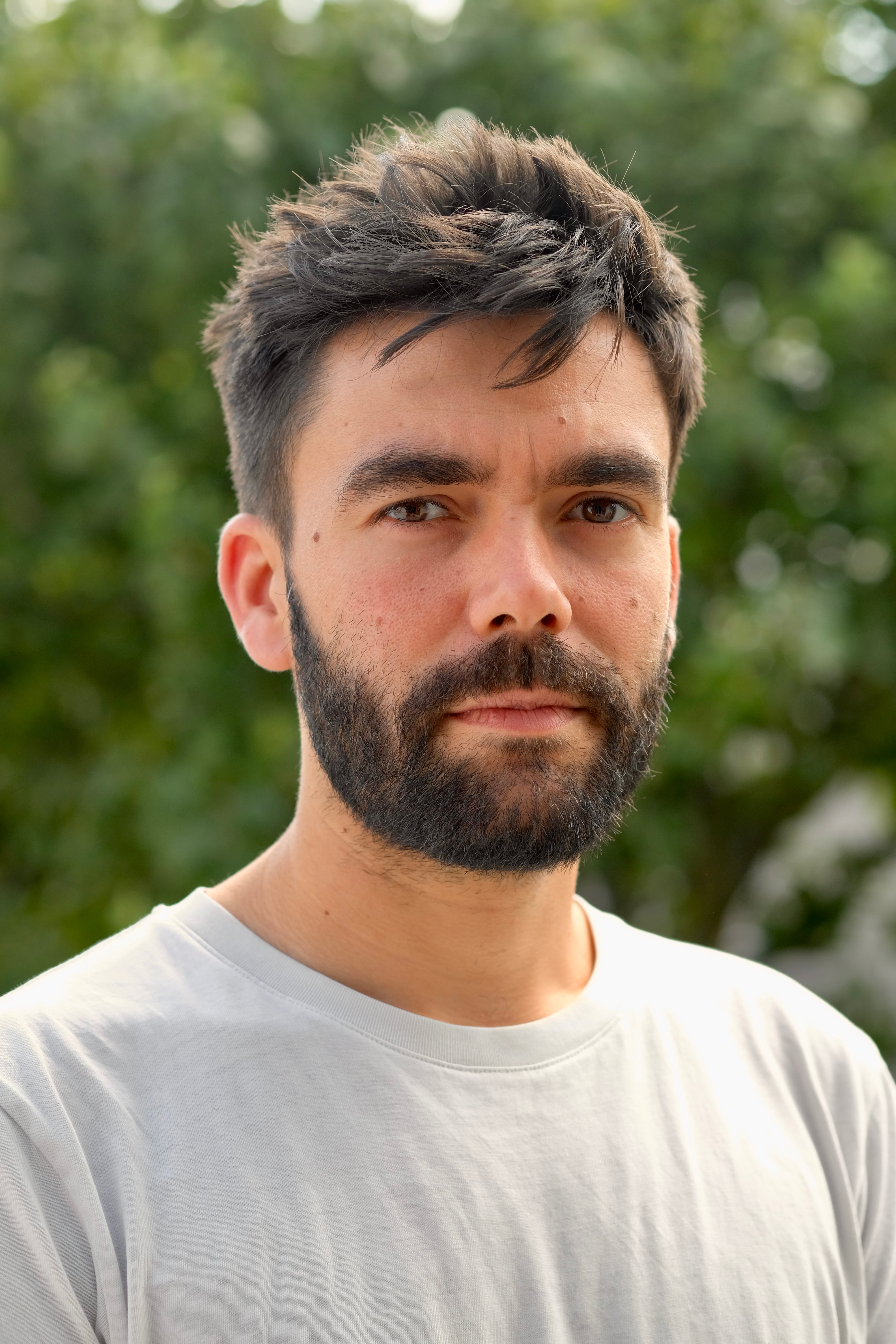 Benoit Coquil, que vive entre Borgoña y París, aclara que Cositas es su segunda novela y que en la que viene se acerca más a la ficción, abordando la agricultura intensiva.