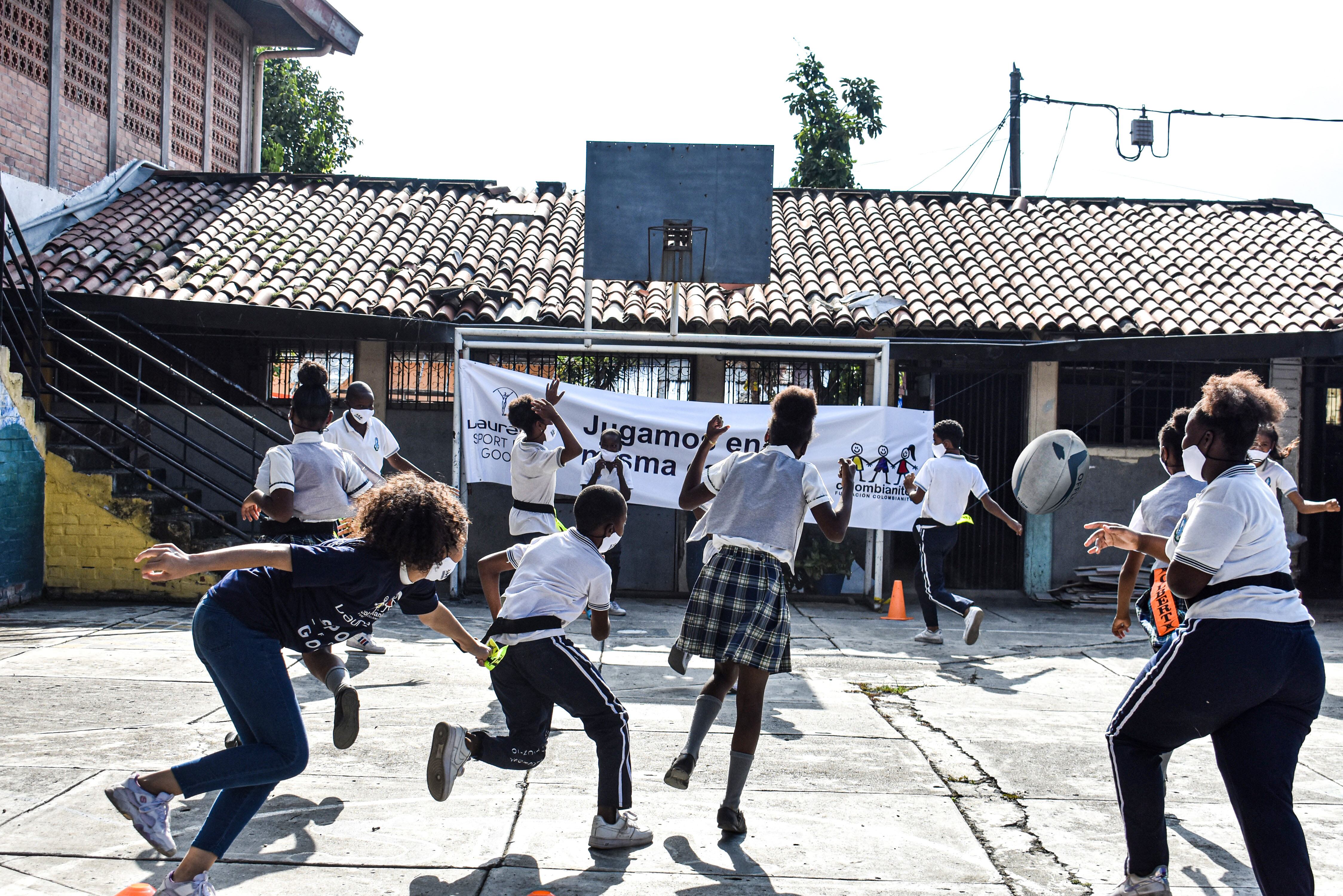 Colombianitos beneficiarios de Puerto Tejada, de la institución educativa La Milagrosa, desarrollando una ficha pedagógica del currículo ‘Jugamos en la misma cancha’.