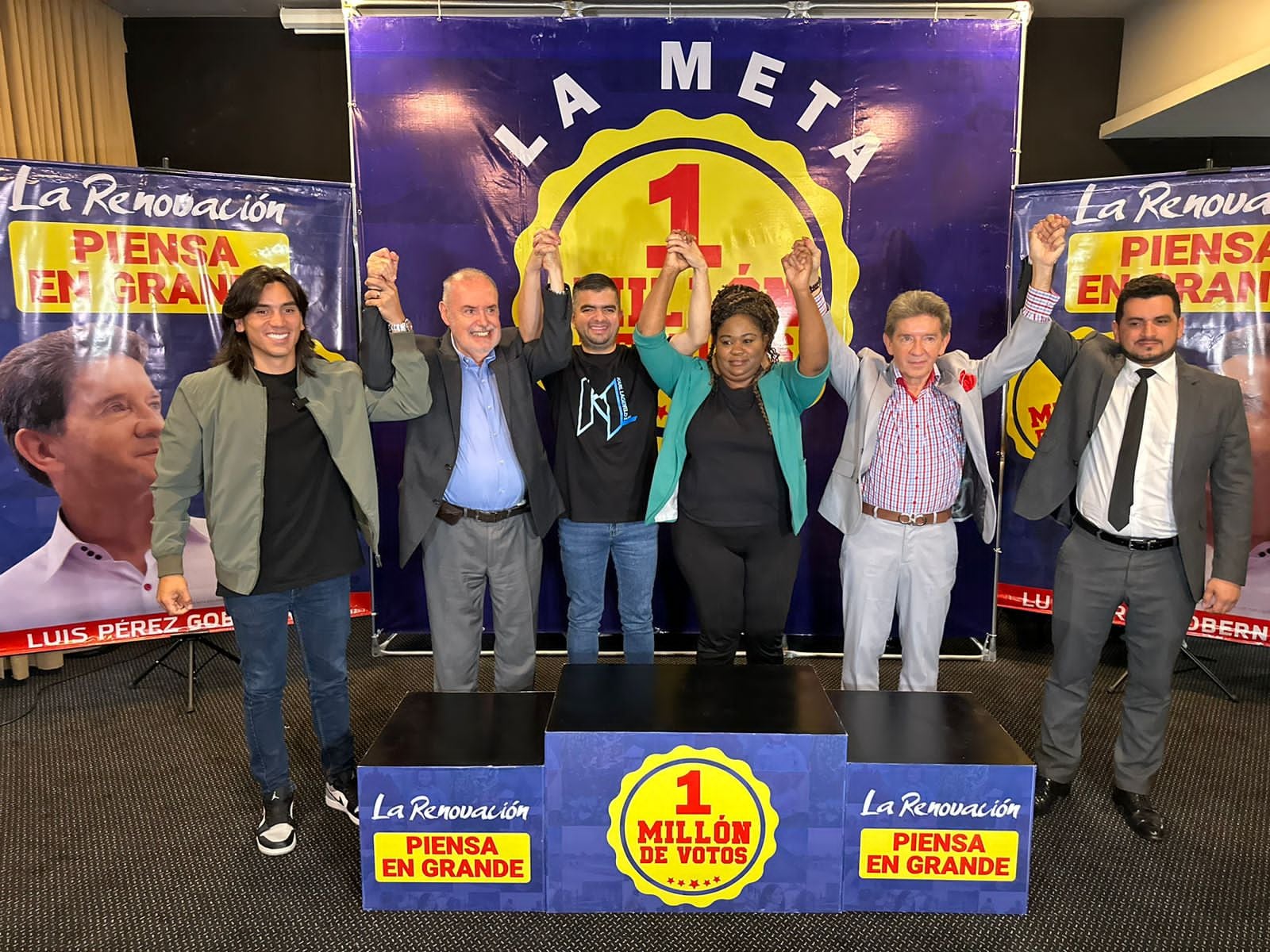 Luis Pérez, candidato a la Gobernación de Antioquia, recibiendo el respaldo de varios aspirantes a la Alcaldía de Medellín.