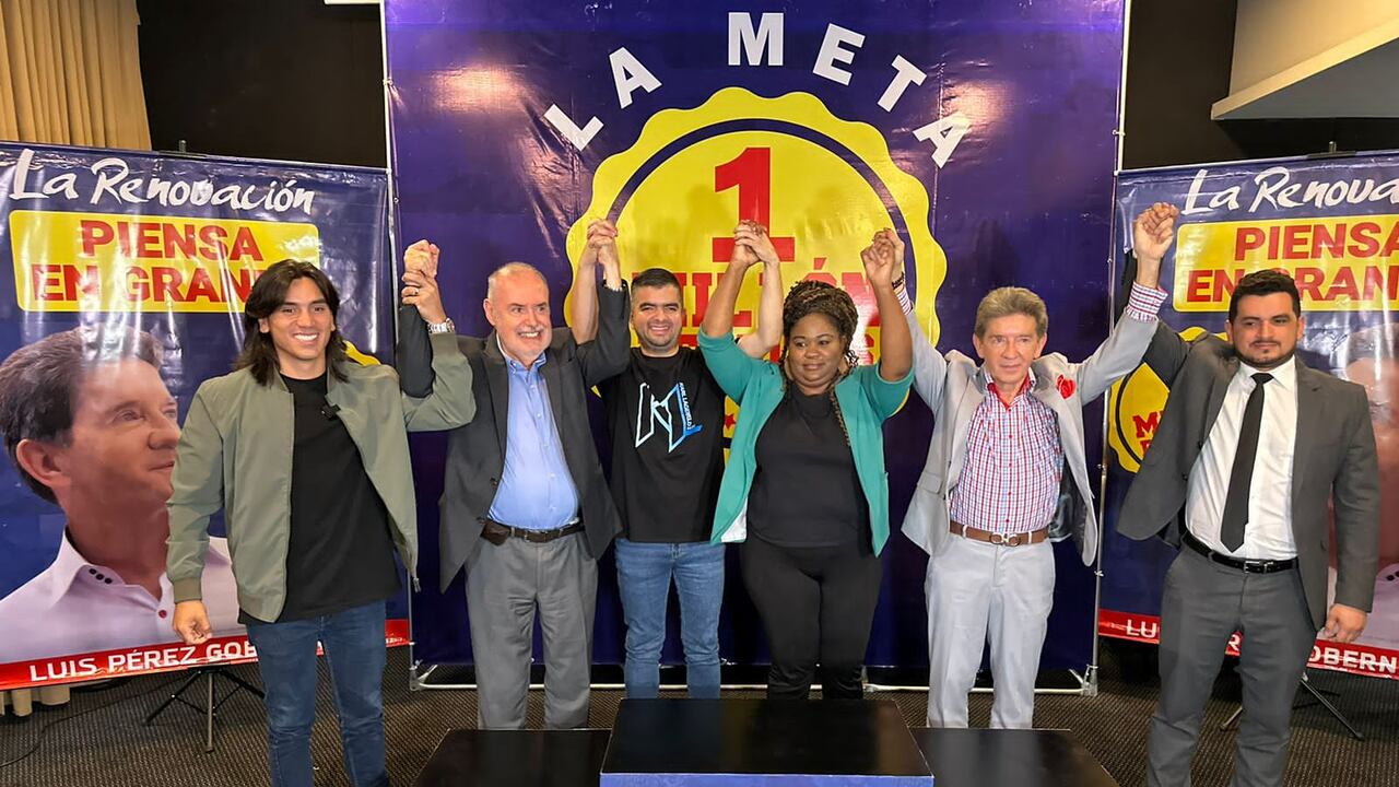 Luis Pérez, candidato a la Gobernación de Antioquia, recibiendo el respaldo de varios aspirantes a la Alcaldía de Medellín.