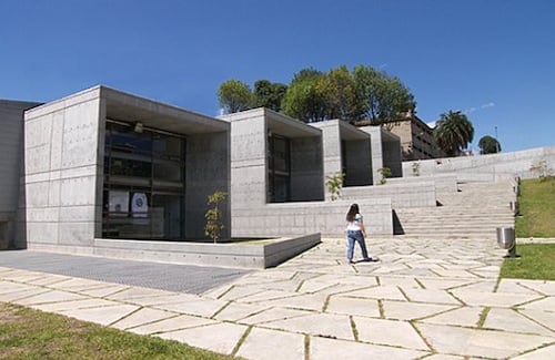 Parque Bibliotaca Pública “San Javier” (Medellín). El diseño arquitectónico lo hizo le firma Javier Vera Arquitectos y la construcción, la firma AIA. El jurado destacó este proyecto por “su excelencia en la utilización intensiva del concreto tanto en la estructura y cerramientos de la edificación como en las áreas exteriores; la calidad de los acabados; la adaptación de la obra a las condiciones del terreno y su relación con el entorno; la utilización de rampas las cuales permiten el acceso y libre circulación dentro de la obra a las personas con discapacidad motora”.