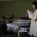 Una madre sostiene a su bebé recién nacido en el refugio antibombas de un hospital de maternidad el 2 de marzo de 2022 en Kiev, Ucrania. Foto Getty Images/ Chris McGrath