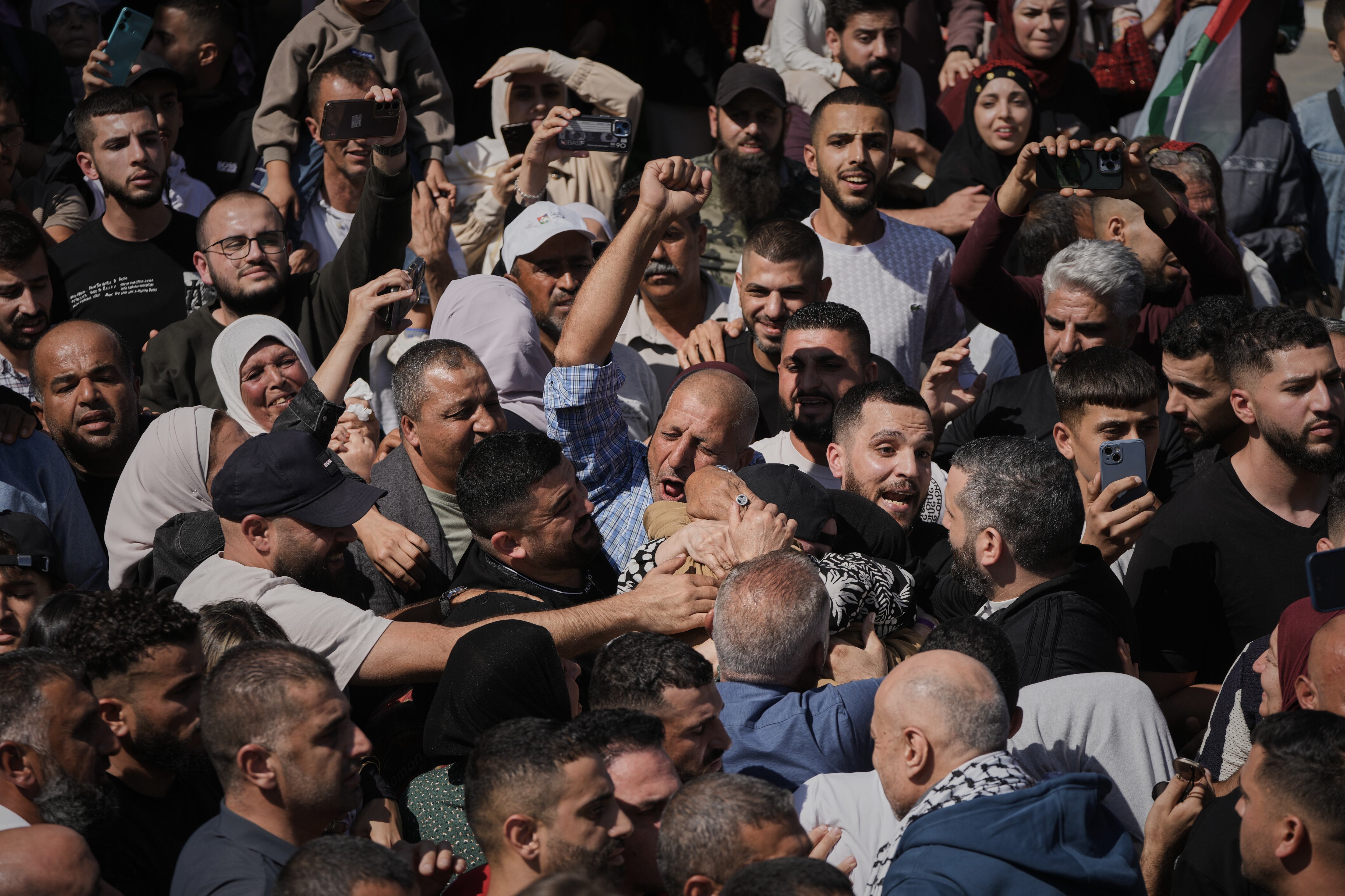 Presos palestinos son recibidos tras ser liberados de una prisión israelí tras un acuerdo de alto el fuego entre Israel y Hamás, en la ciudad cisjordana de Ramallah, el lunes 13 de octubre de 2025.