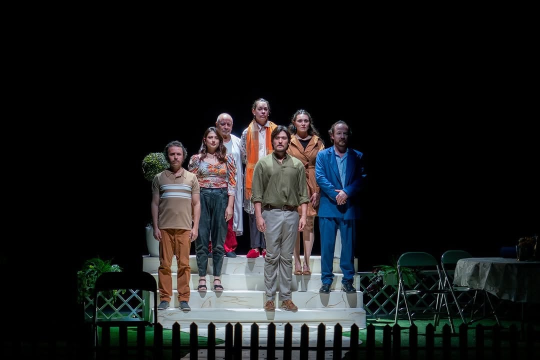 La puesta en escena de 'Todos eran mis hijos' de Arthur Miller dirigida por Manuel Orjuela, está basada en el contexto colombiano de finales del siglo XX, marcado por la violencia política y la lucha contra el narcotráfico y la corrupción. Foto: Miltón César / cortesía Teatro Libre