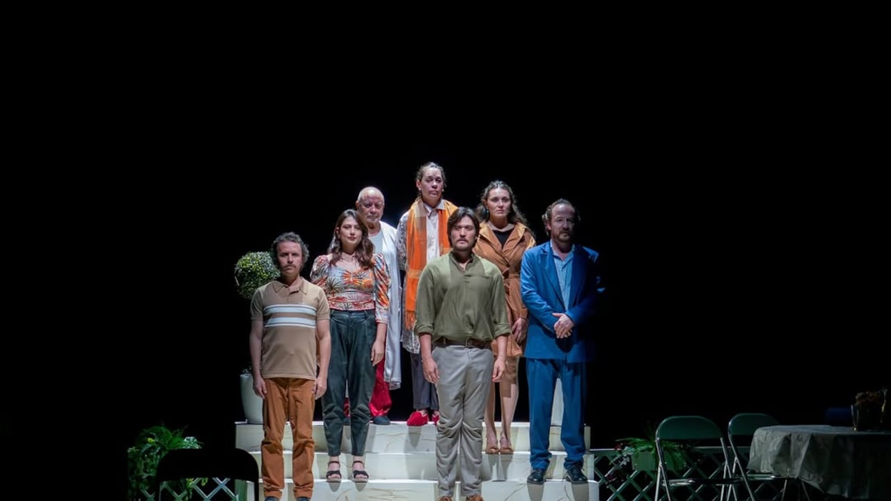 La obra cuenta con la actuación de César Mora, Patricia Tamayo y otros enormes talentos de las tablas en Colombia.