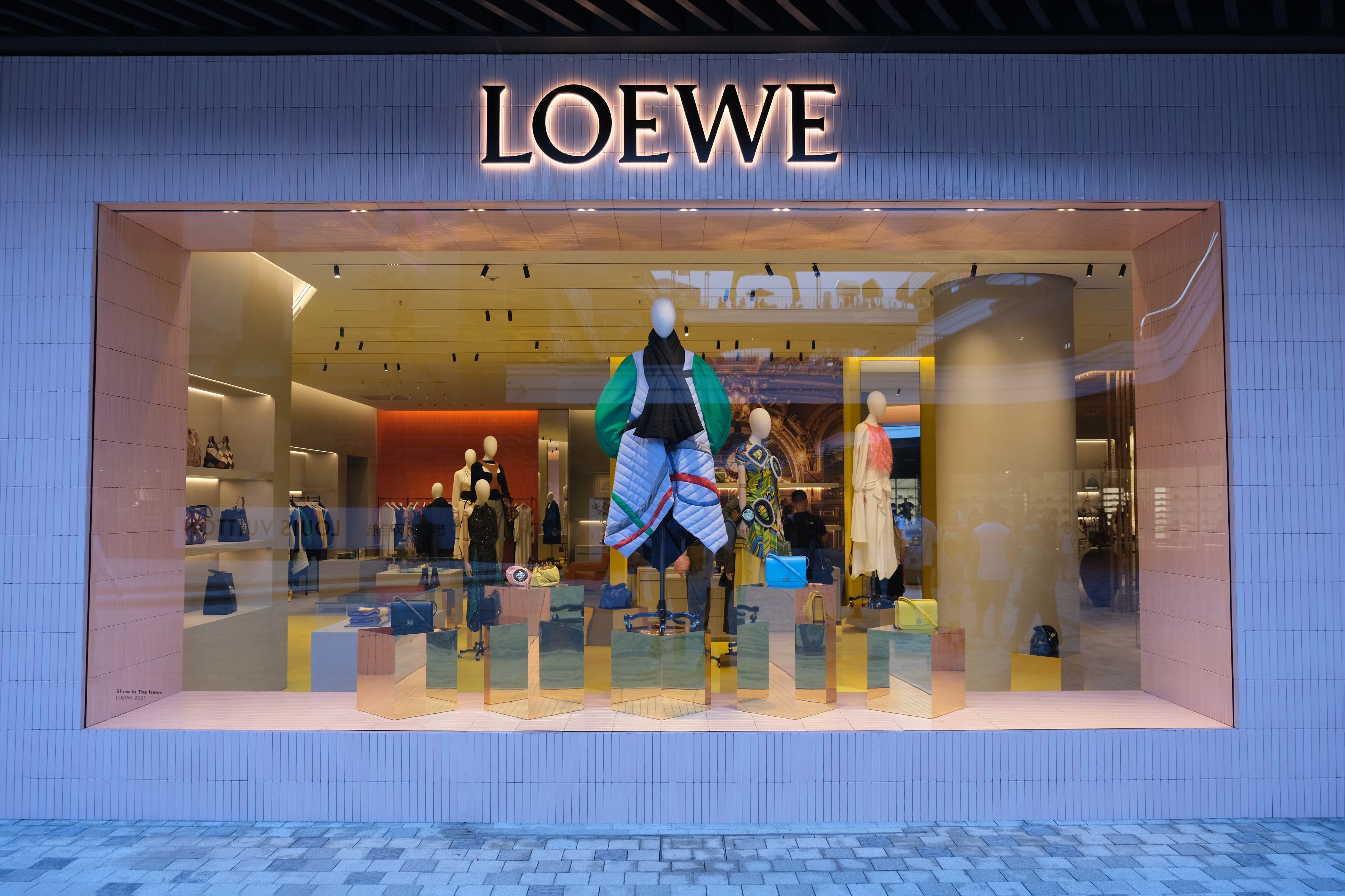 La boutique de Palm Beach, ubicada en 70 Royal Poinciana Way, presenta un diseño que fusiona la artesanía tradicional con elementos contemporáneos.