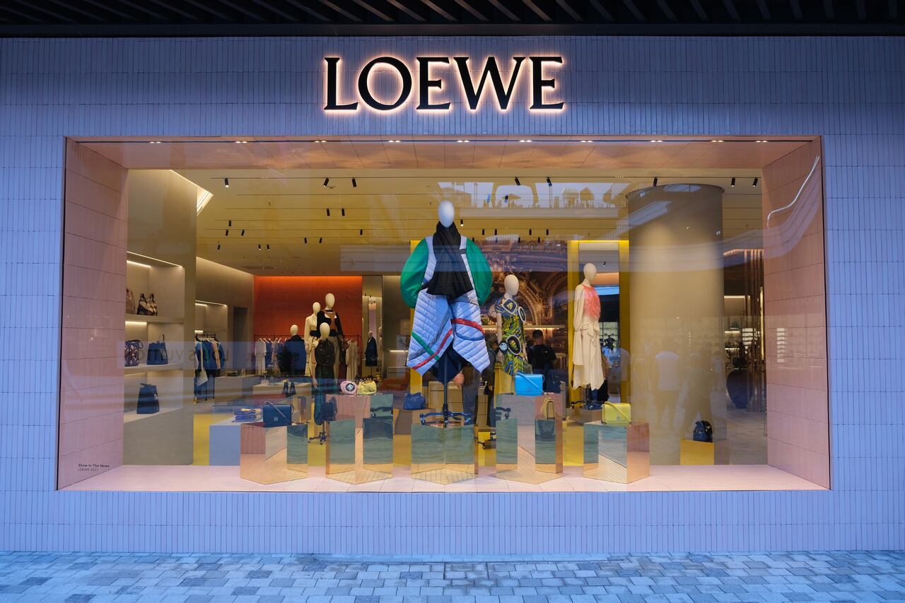 La boutique de Palm Beach, ubicada en 70 Royal Poinciana Way, presenta un diseño que fusiona la artesanía tradicional con elementos contemporáneos.