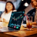 Grupo mixto de amigos de la generación del milenio discuten la inversión y el comercio de criptomonedas