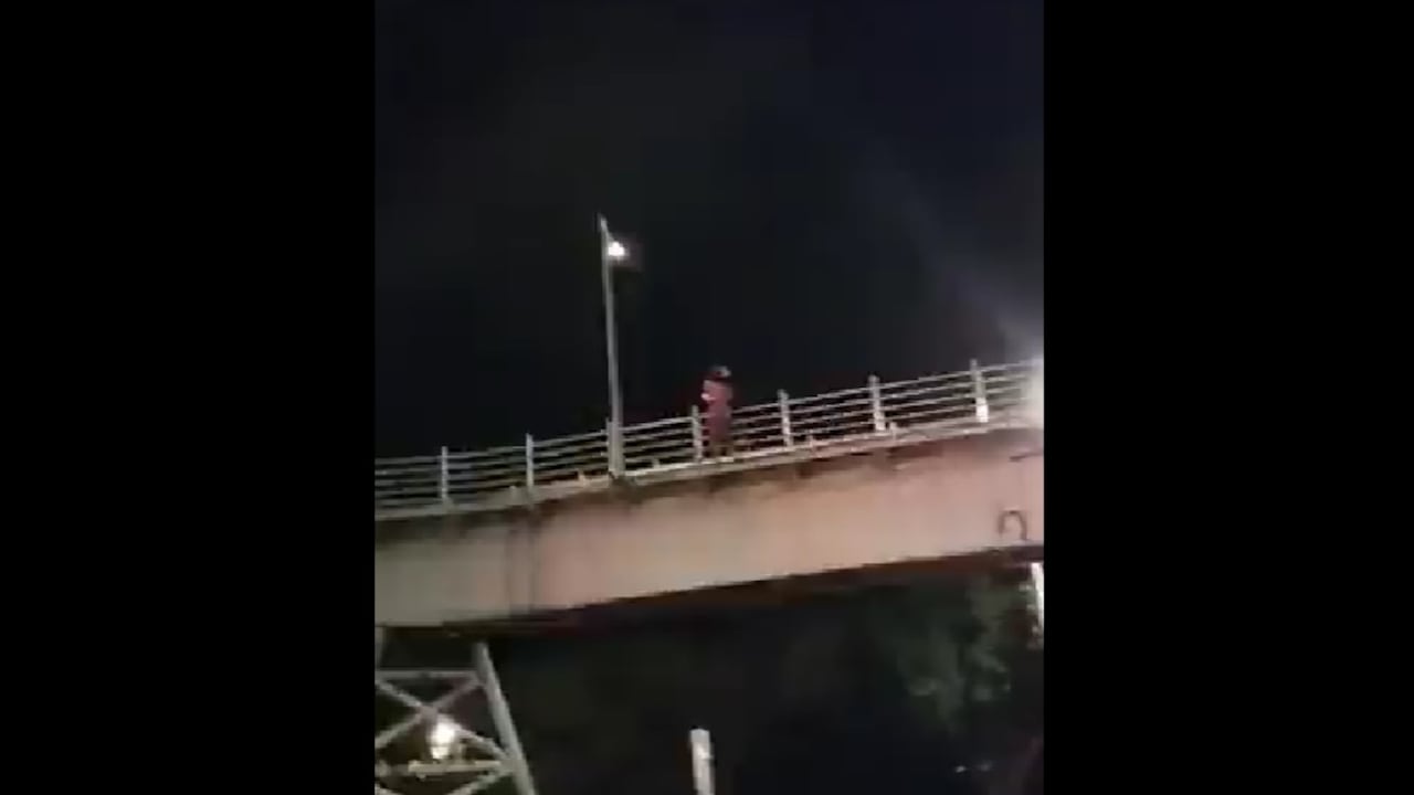 La mujer se iba a lanzar del puente peatonal de una terminal del MIO.