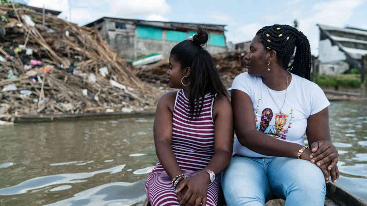 Un grupo de niñas, jóvenes, mujeres y hombres cuentan historias a las comunidades ribereñas como una forma de proteger el río y lo que lo rodea. Foto: David Fayad/De Igual a Igual