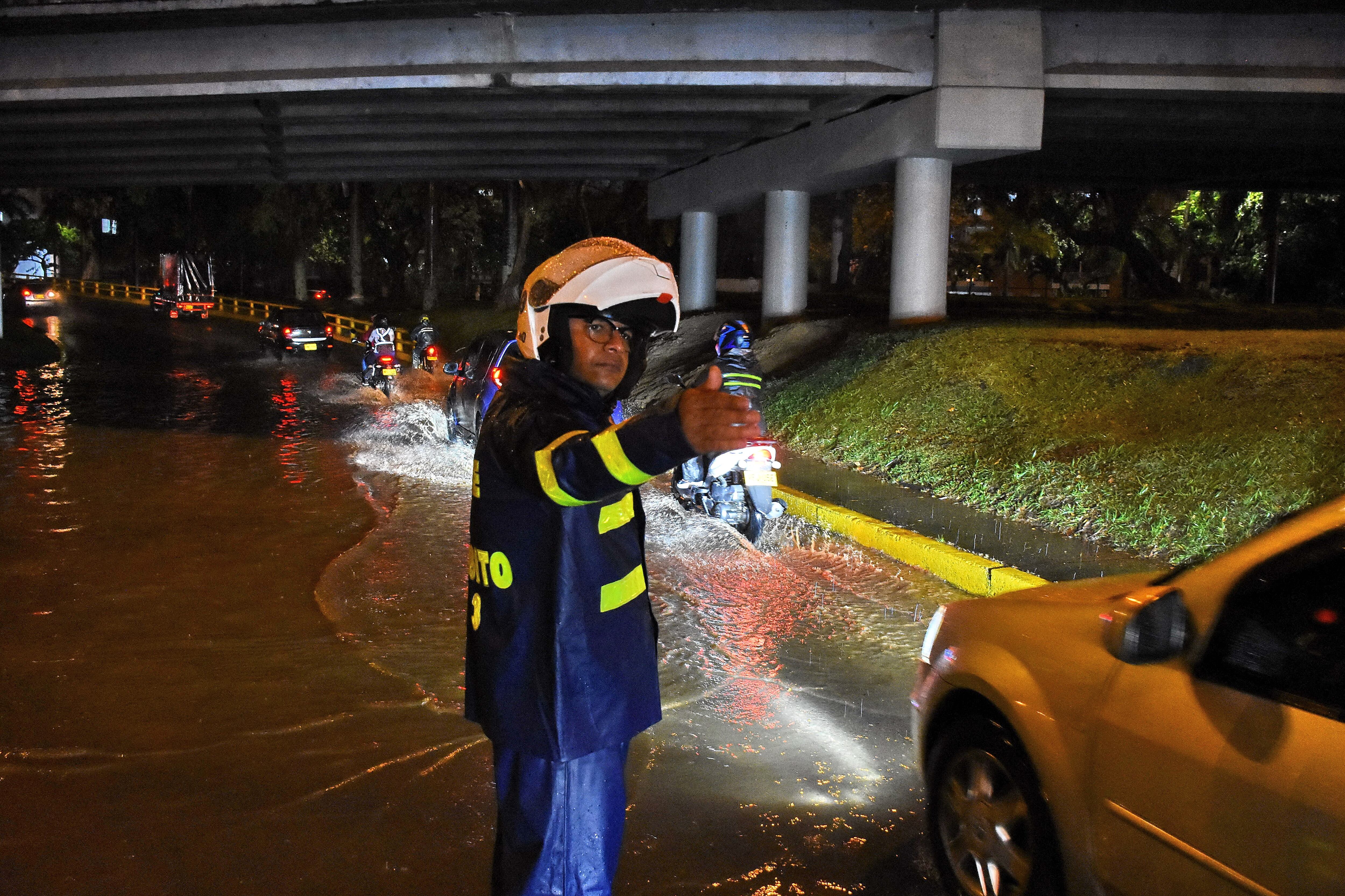 Un fuerte aguacero sacudió esta tarde varios sectores  de Cali, El sur de la ciudad, fue uno de los sitios más afectados por las fuertes lluvias.
