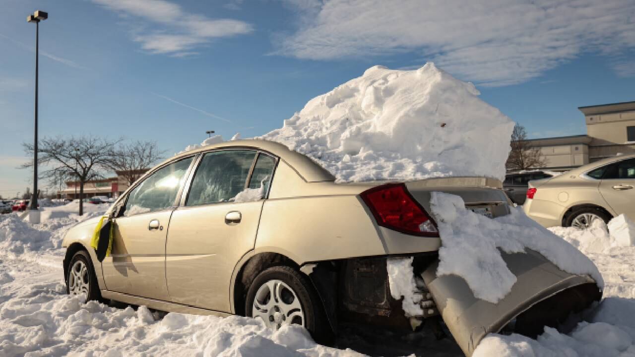 Daños después de una tormenta de invierno en Buffalo.