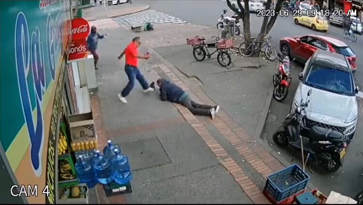 El caso quedó registrado en un video en el que se  puede ver cuando el adulto mayor antes de caer al piso, intentó sostenerse de un hombre que se encuentra a su lado unos centímetros adelante de él, quien al sentir el roce se voltea y comienza a pegarle patadas propinándole una brutal golpiza en su rostro.