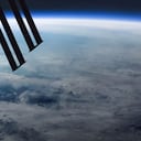 La Tierra vista desde la Estación Espacial Internacional en el momento en que aparece un rayo azul.