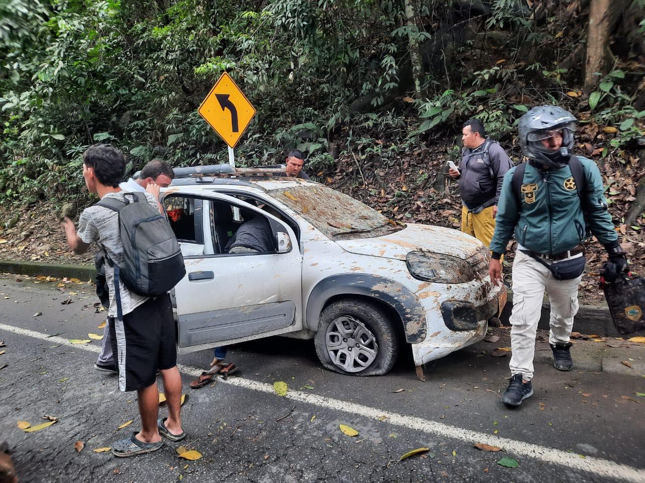 Un vehículo particular también resultó afectado.