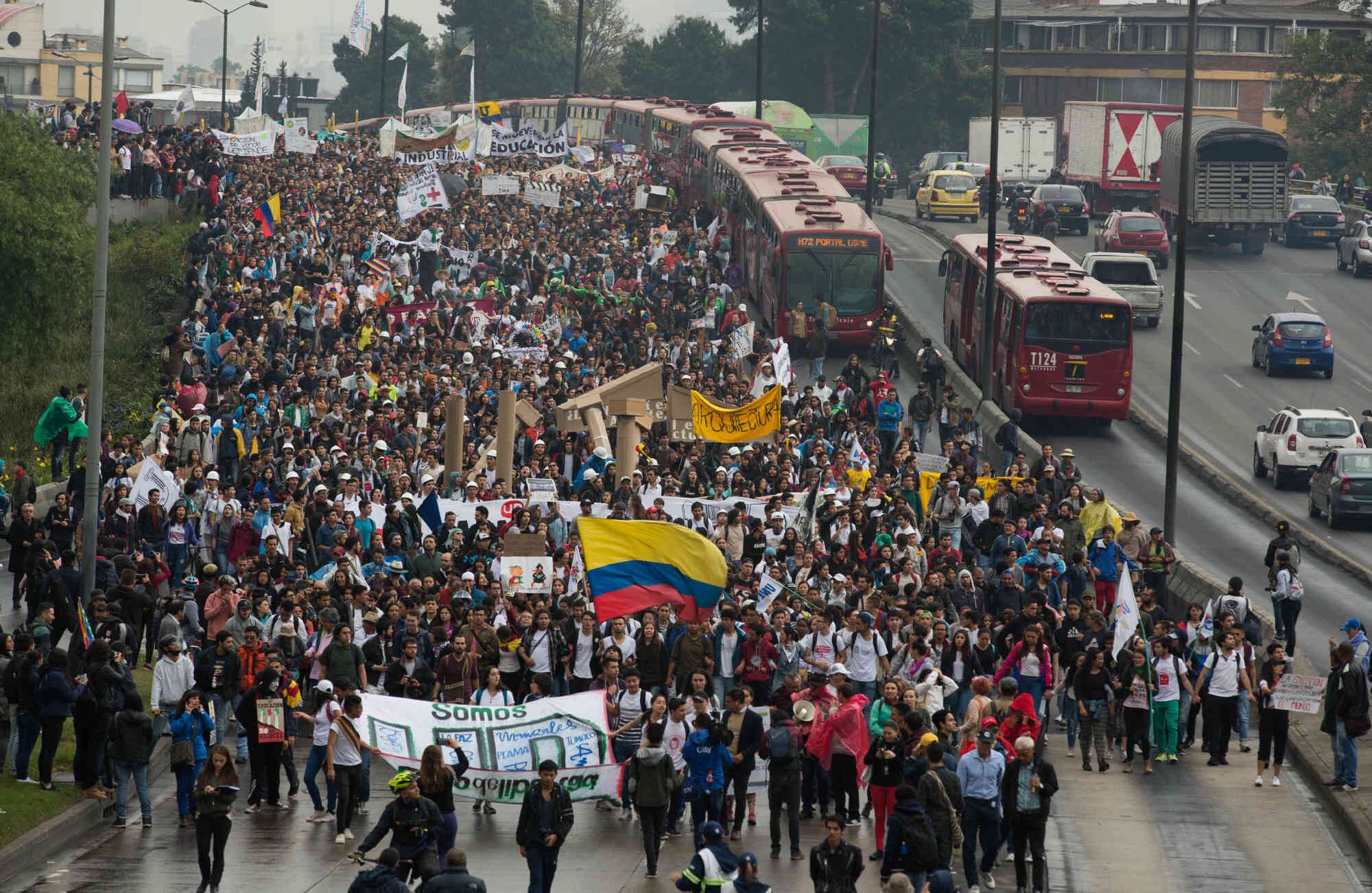 Estudiantes de todo el país salieron a las calles para pedir más recursos para la educación pública