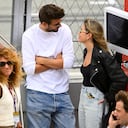 El ex defensor español de Barcelona Gerard Piqué (C) y su novia Clara Chía Martí (R) asisten a la carrera de Moto2 del Gran Premio de Moto de Cataluña en el Circuito de Cataluña de Montmeló, en las afueras de Barcelona, el 3 de septiembre de 2023. ( Foto de Josep LAGO/AFP)