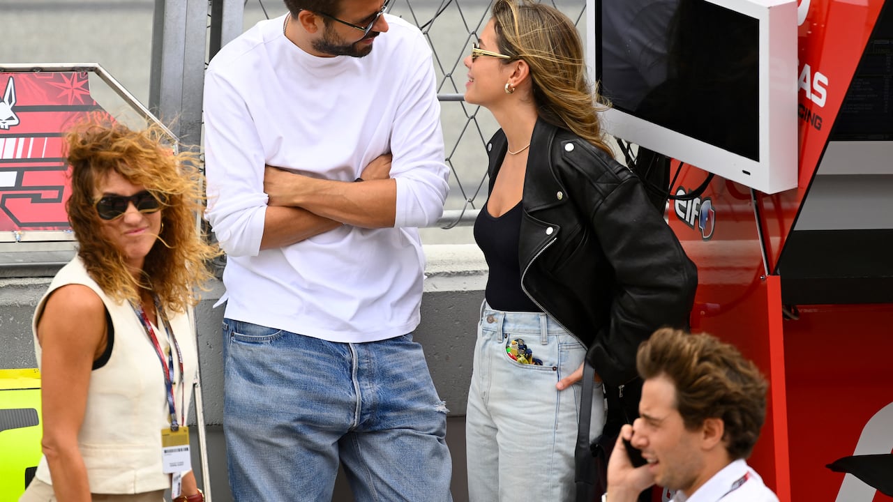 El ex defensor español de Barcelona Gerard Piqué (C) y su novia Clara Chía Martí (R) asisten a la carrera de Moto2 del Gran Premio de Moto de Cataluña en el Circuito de Cataluña de Montmeló, en las afueras de Barcelona, el 3 de septiembre de 2023. ( Foto de Josep LAGO/AFP)