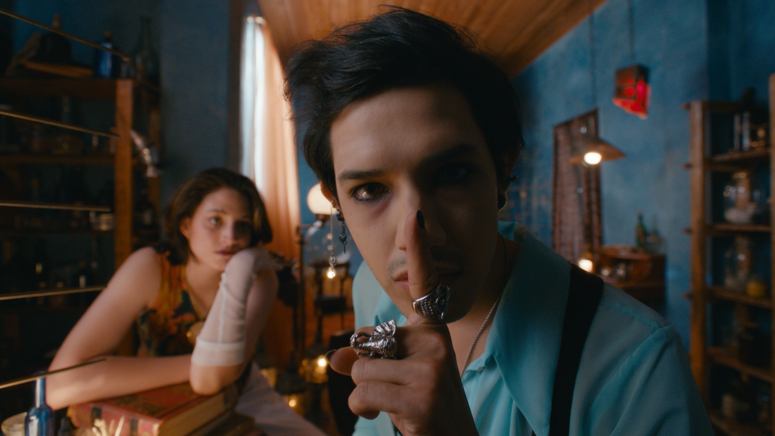 'Llueve sobre Babel', de Gala del Sol es un retrato poético y punk de un bar mítico donde se entrelazan historias de amor, traición y redención en una atmósfera nocturna cargada de simbolismo.