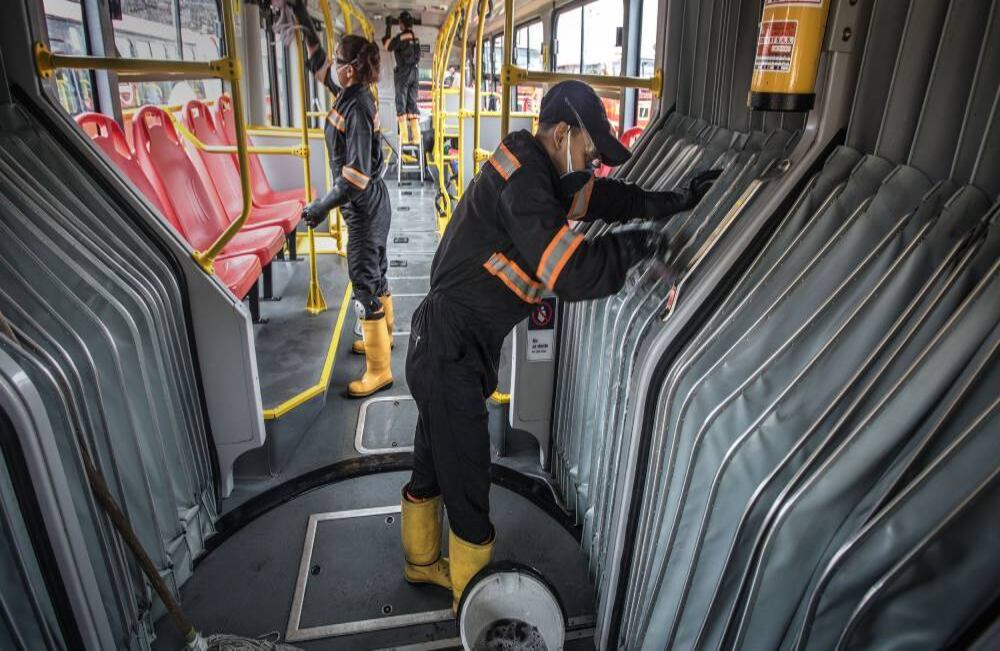 Antes de comenzar el simulacro de aislamiento preventivo decretado por la alcaldesa de Bogotá, Claudia López, TransMilenio comenzó a llevar a cabo jornadas nocturnas de limpieza y desinfección en los principales portales y estaciones. Foto: Juan Carlos Sierra-SEMANA