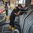 Antes de comenzar el simulacro de aislamiento preventivo decretado por la alcaldesa de Bogotá, Claudia López, TransMilenio comenzó a llevar a cabo jornadas nocturnas de limpieza y desinfección en los principales portales y estaciones. Foto: Juan Carlos Sierra-SEMANA