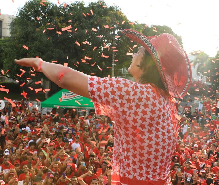 Silvestre Dangond en una caravana en Valledupar con motivo del lanzamiento de su álbum Ta Malo.