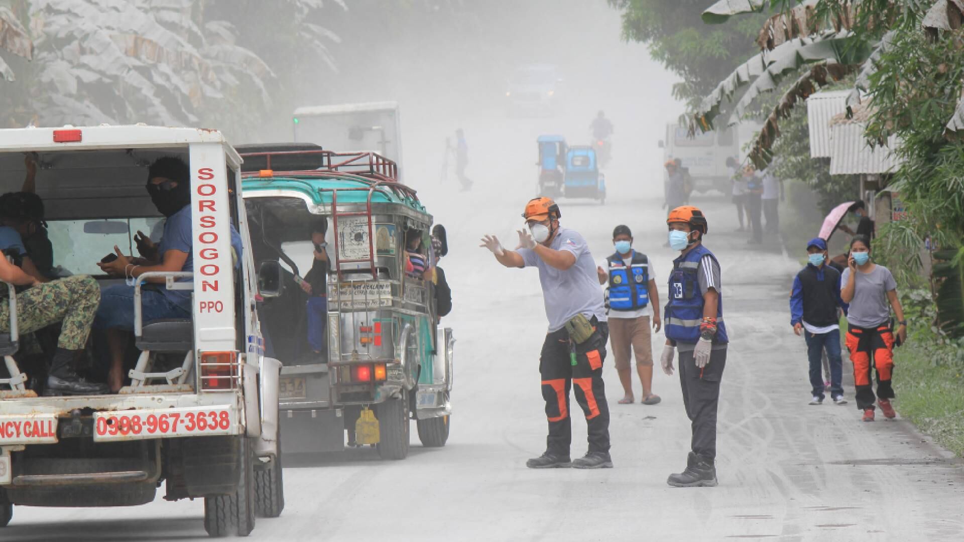 La erupción del volcán Bulusan duró unos 17 minutos y la columna de humo negro ascendió al menos un kilómetro.