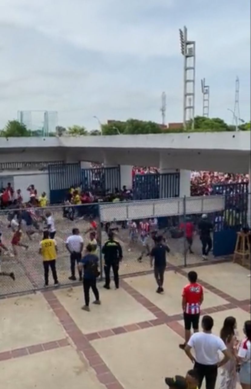 Multitud entrando al estadio metropolitano de Barranquilla.