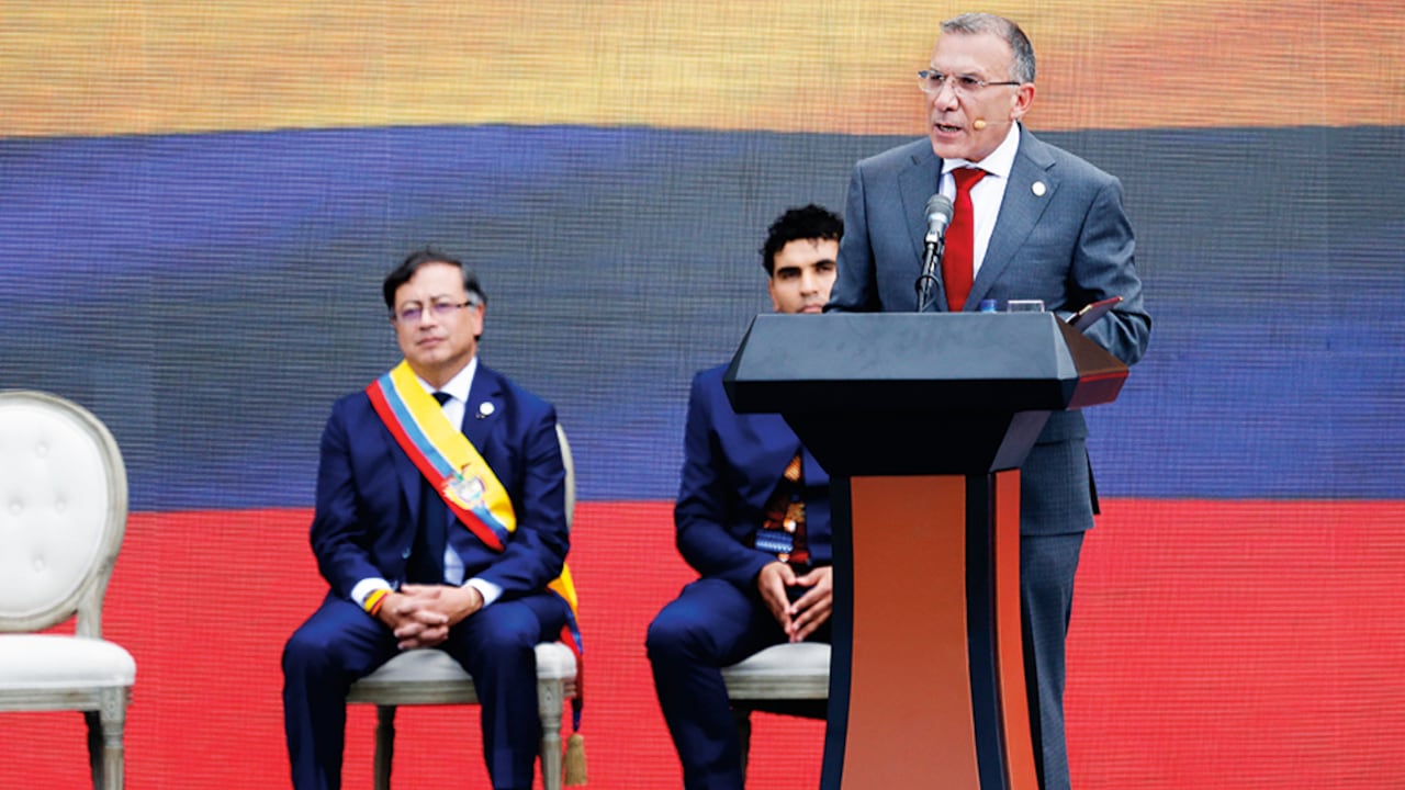 El senador Barreras le puso al nuevo mandatario la paloma blanca de la paz.