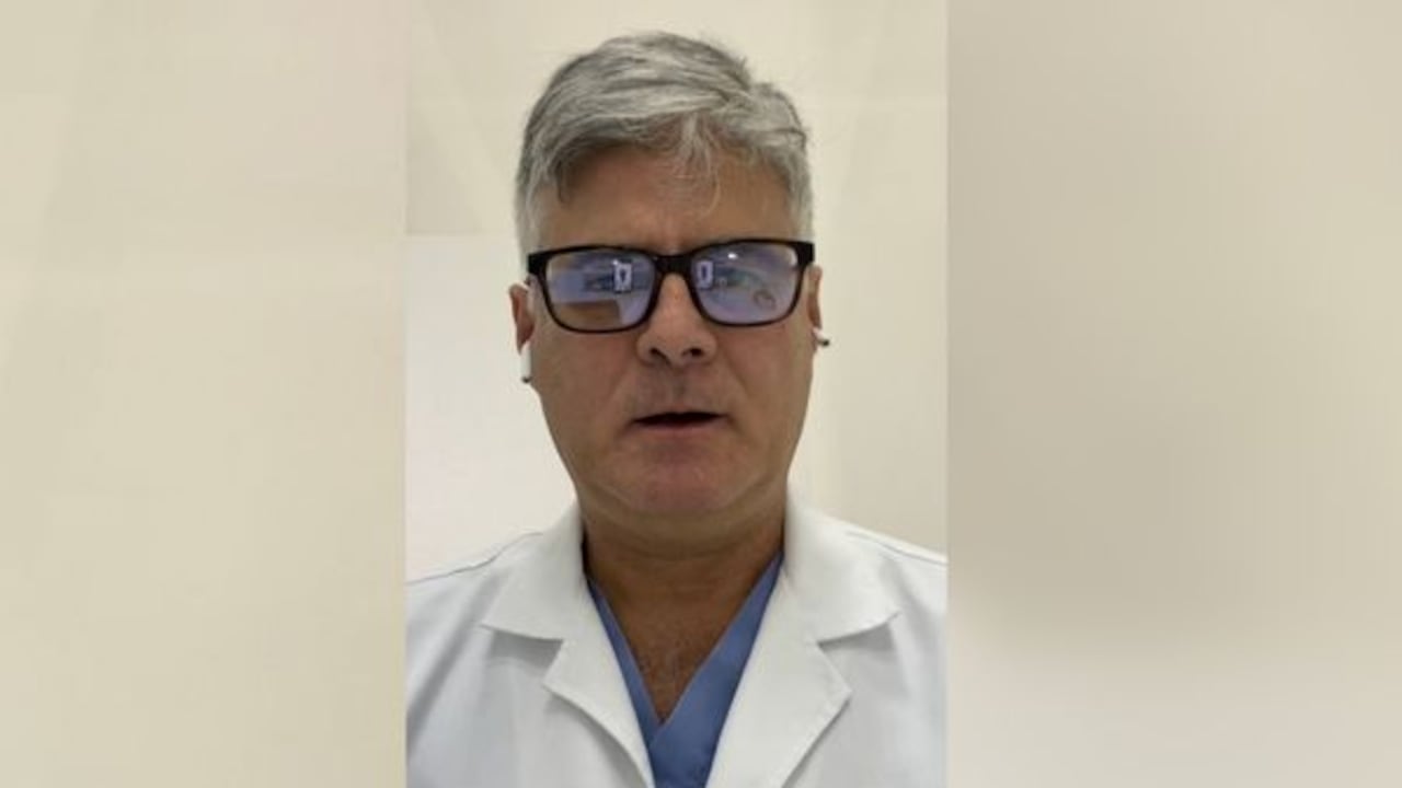Javier Arango, presidente de la Asociacion Colombiana de Medicina Interna, advirtió que la vacunación contra la covid-19 debe seguir implementándose en toda la población.