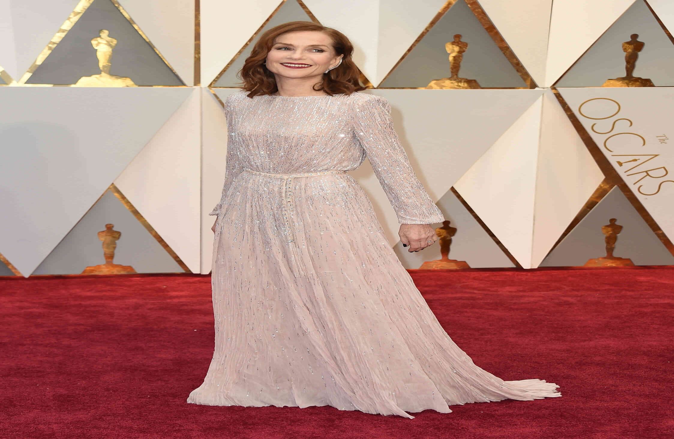 Isabelle Huppert impuso presencia. La actriz francesa se destacó con este vestido de manga larga diseñado por Armani Privé (Photo by Jordan Strauss/Invision/AP)