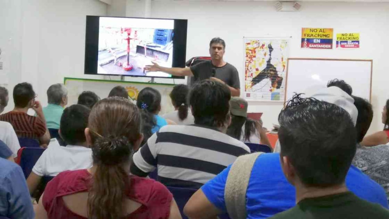 Jorge Daniel Taillant, presidente del Centro de Derechos Humanos y Medio Ambiente, estuvo presente en un taller en el municipio de San Martín, Cesar. Foto: Mauricio Ochoa Suárez/Semana