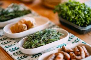 El jengibre y el romero se pueden usar en una mascarilla para tapar las canas.