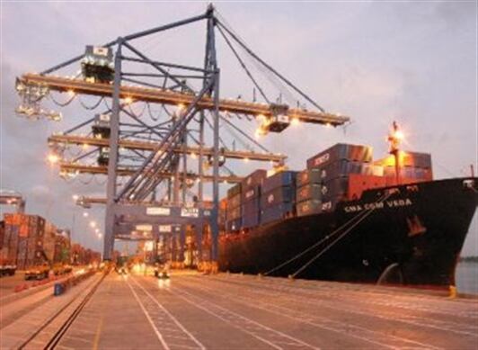 Emiratos Árabes unidos importa del mundo cerca de 300.000 millones de dólares.
