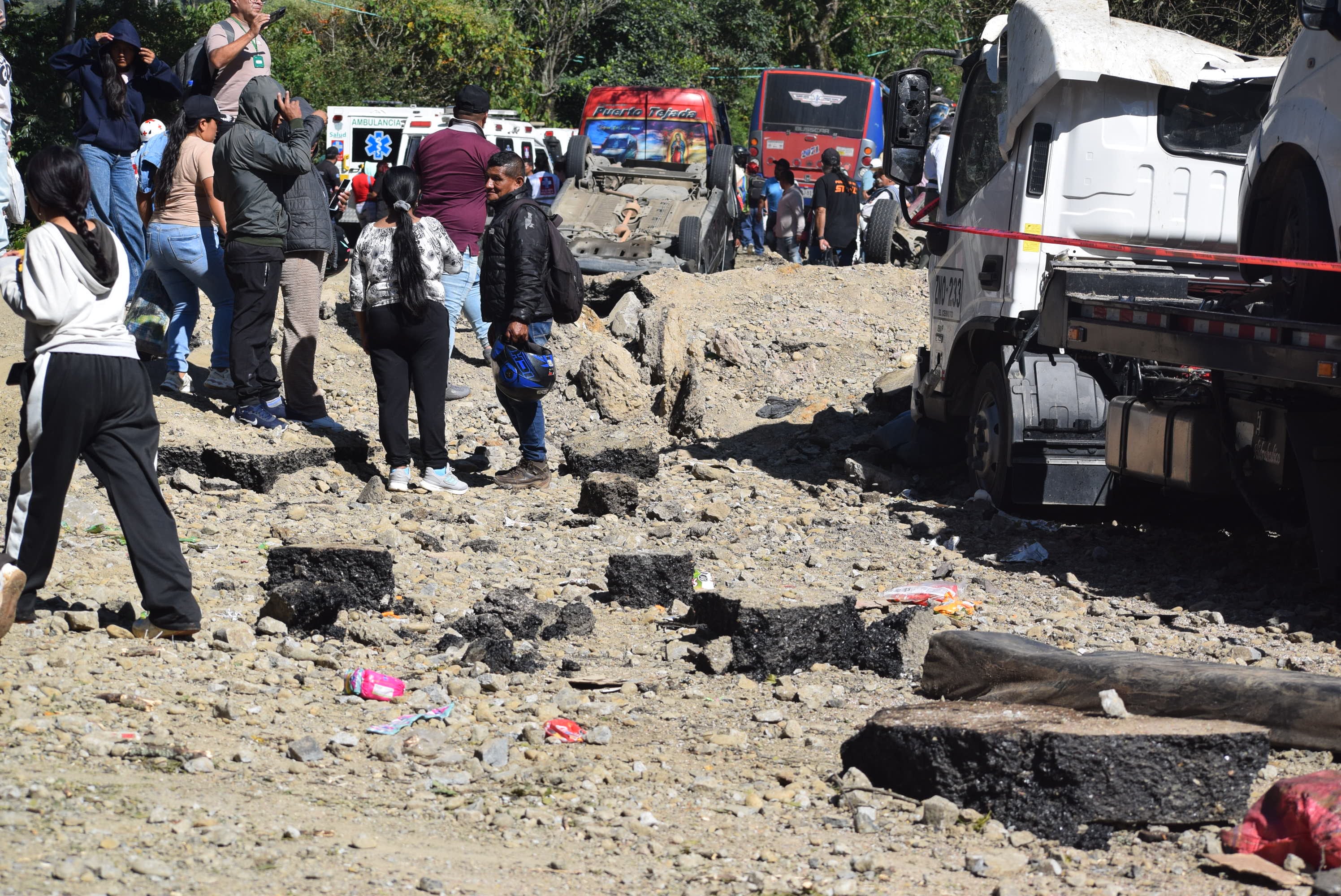 Más de diez vehículos terminaron convertidos en chatarra tras la activación de explosivos en el sector de El Túnel, en Cajibío, sobre la vía Panamericana, en el tramo Popayán–Cali. En este hecho, al menos diez personas fallecieron. El ataque se registró en medio de un retén ilegal ejecutado por disidentes del frente Jaime Martínez de las disidencias de las Farc.