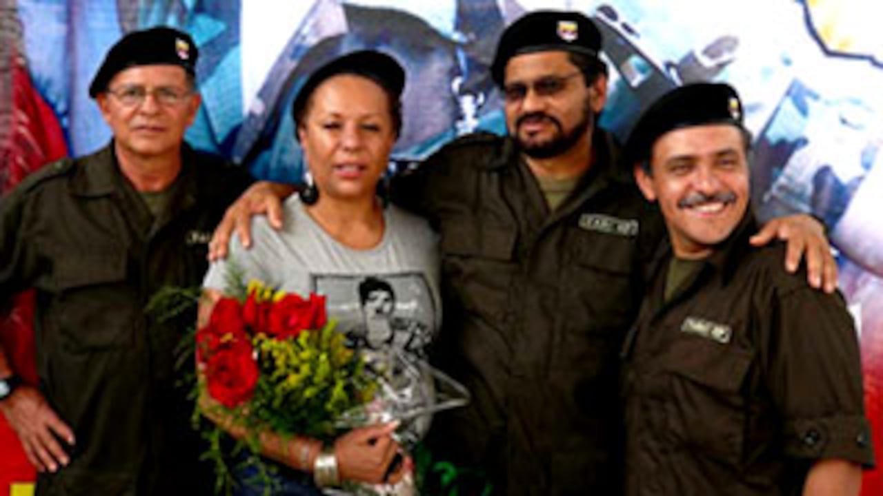La facilitadora Piedad Córdoba con la boina de las Farc junto a los guerrilleros ‘Iván Márquez’, Rodrigo Granda y ‘José Santrich’.