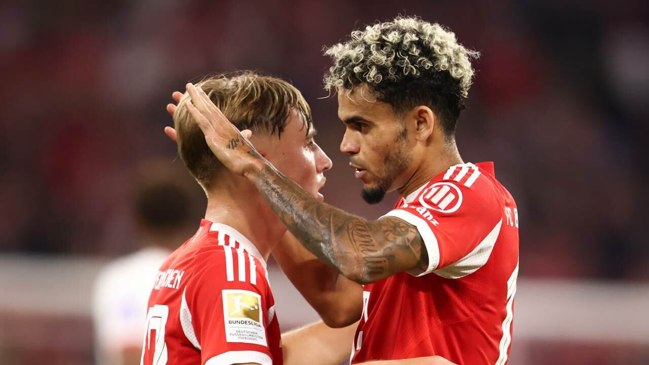 Luis Díaz celebra con Lennart Karl.