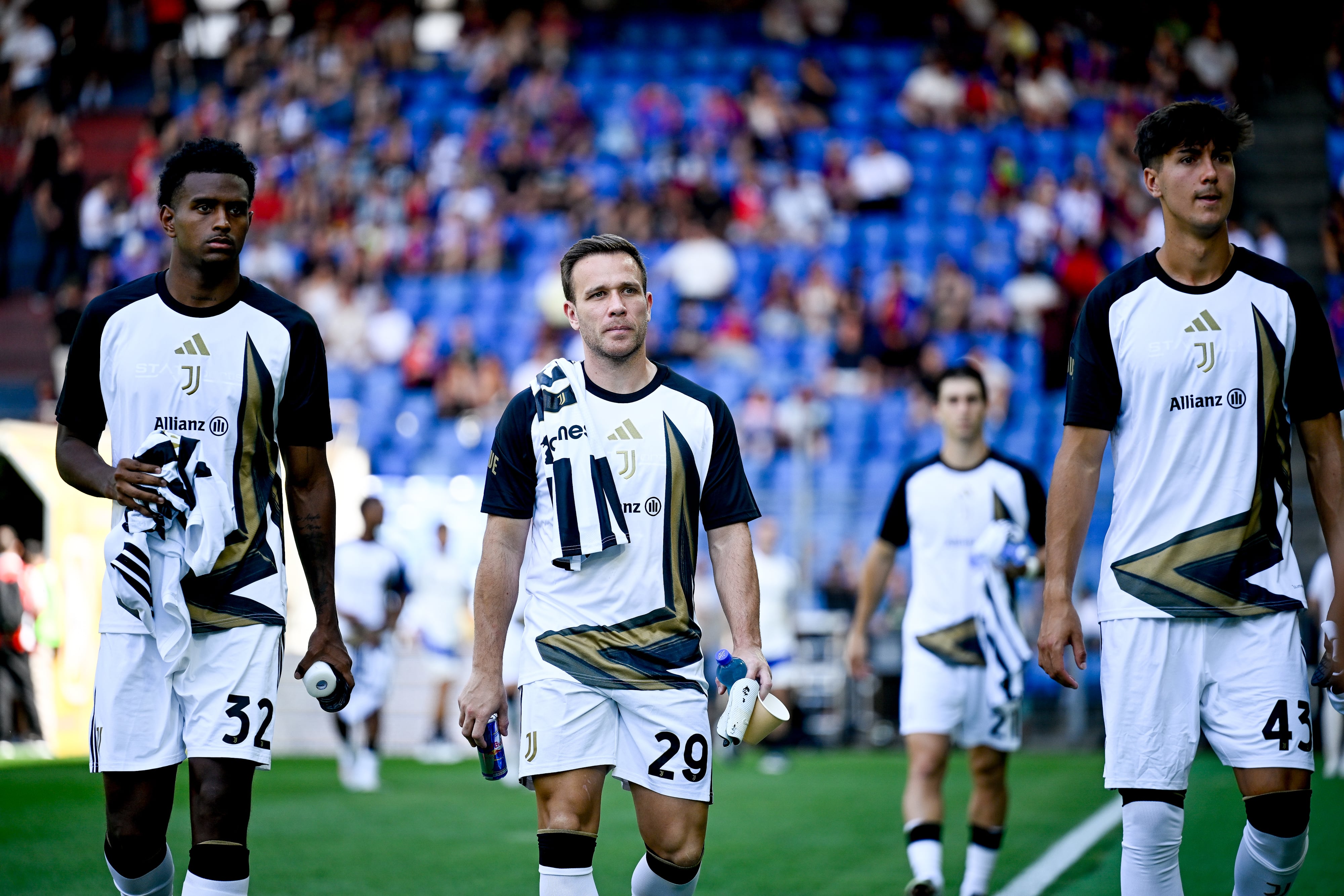 Juan David Cabal (#32) junto a Arthur Melo en Juventus