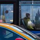 Una mujer con tapabocas, viaja en un autobús, con las torres del Kremlin, izquierda y derecha, y el edificio del Ministerio de Relaciones Exteriores de Rusia, en el centro, al fondo, en Moscú, Rusia, el miércoles 23 de diciembre de 2020. Foto: / Pavel Golovkin.