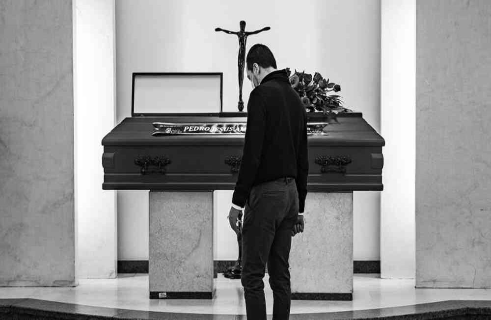 Así, en medio de un ambiente carnavalero, tuve que pronunciar las palabras que uno siempre quiere decir de otra manera: “Te amo, abuelito”.  Estaba celebrando la vida y encarando la muerte mientras mi primo hermano, al otro lado del teléfono, era testigo de los últimos alientos de ese hombre al que el tiempo le cumplió su promesa. Los años se encargaron de difuminar lo que fue mi abuelo: un hombre vivaracho, alegre y caballero, al que sus nietos solo le reclamaban ser hincha de Millonarios. David Amado-SEMANA