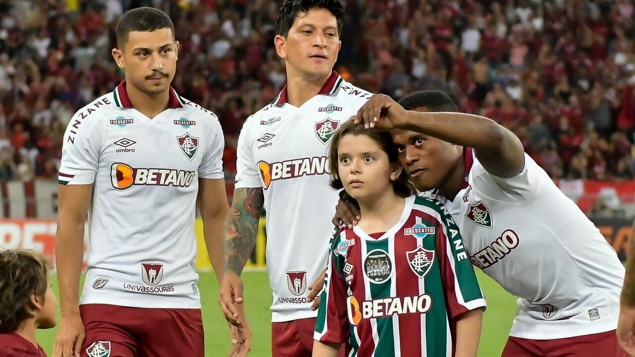 Jhon Arias y el gesto para aplaudir con aficionados del Fluminense.