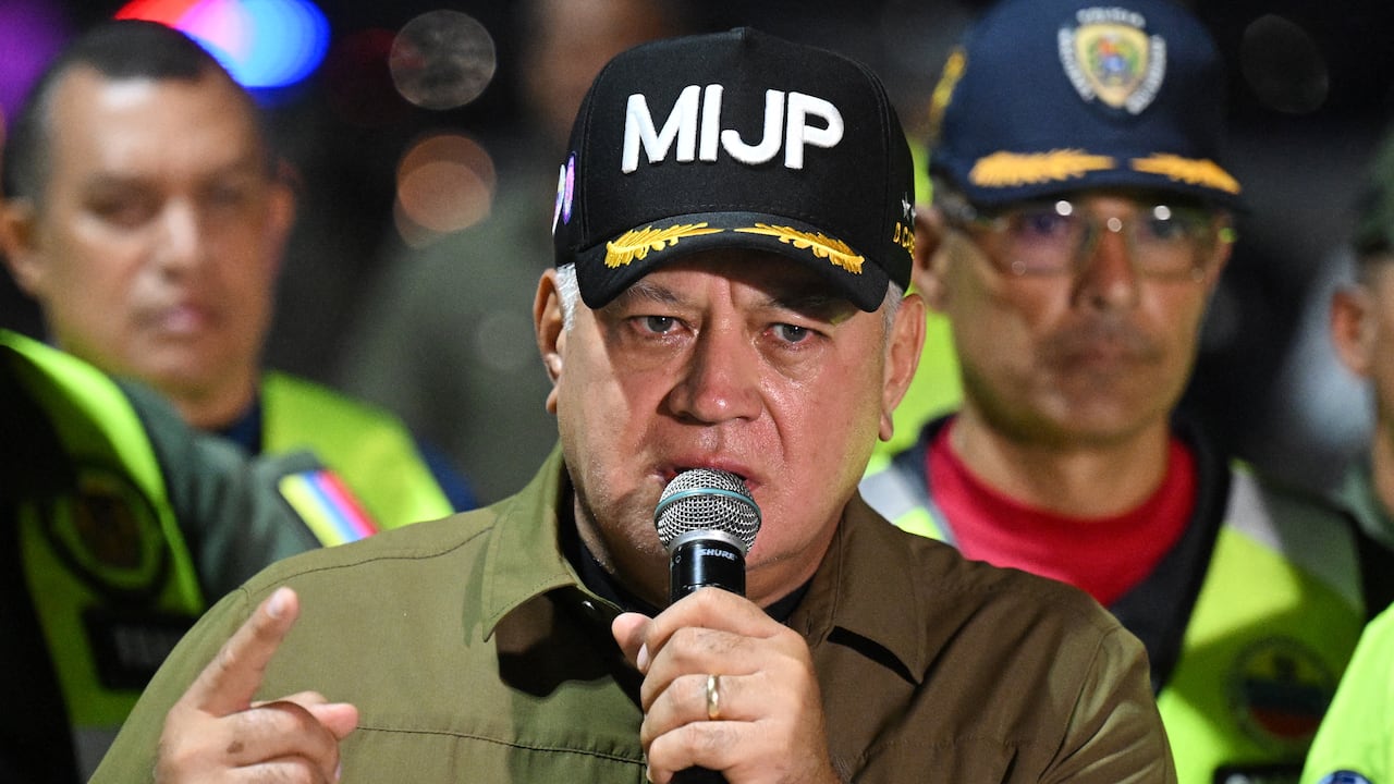El ministro de Relaciones Interiores, Justicia y Paz de Venezuela, Diosdado Cabello, habla con la prensa mientras migrantes venezolanos encarcelados en El Salvador descienden de un avión en el Aeropuerto Internacional Simón Bolívar de Maiquetía, Venezuela, el 18 de julio de 2025.