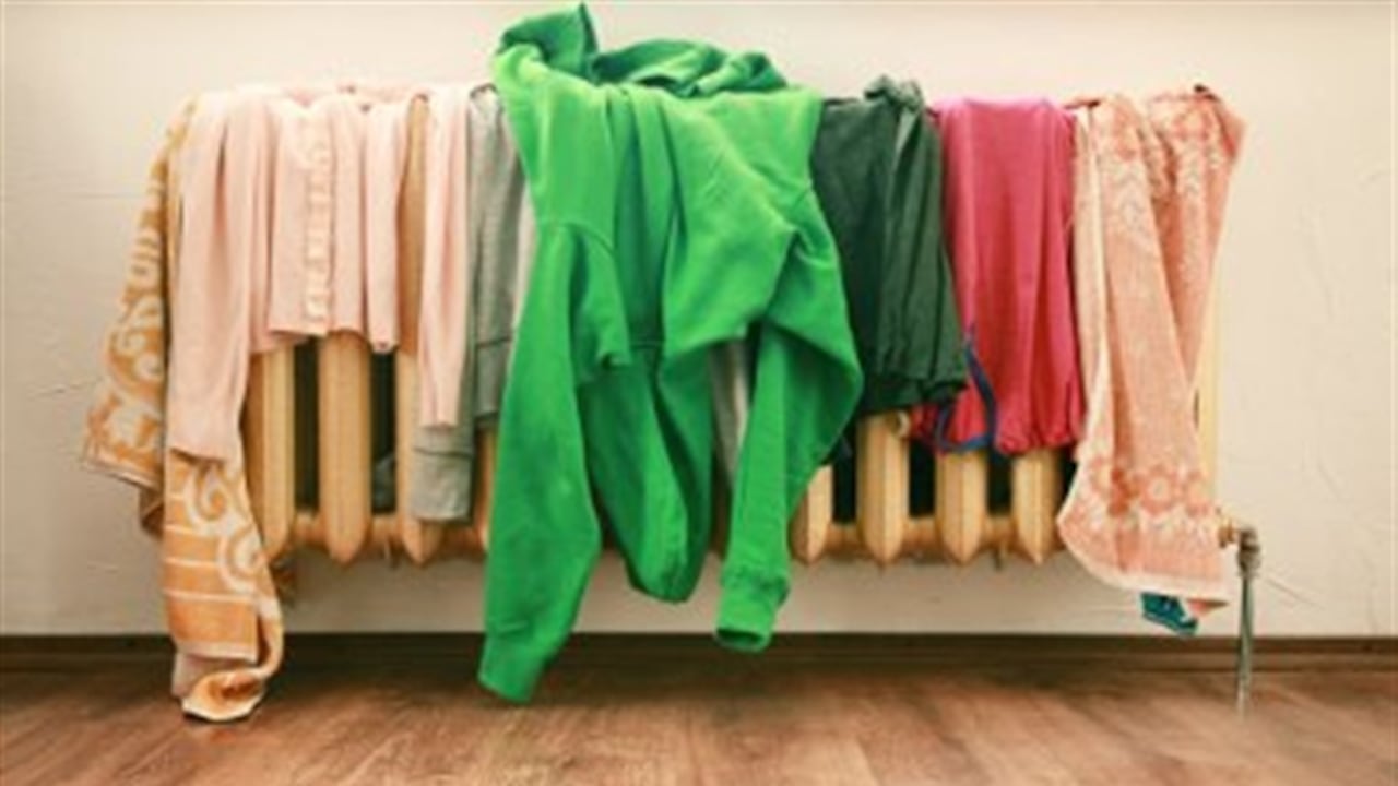Advierten que secar la ropa dentro de la casa es un riesgo para la salud. Foto: Pantherstock