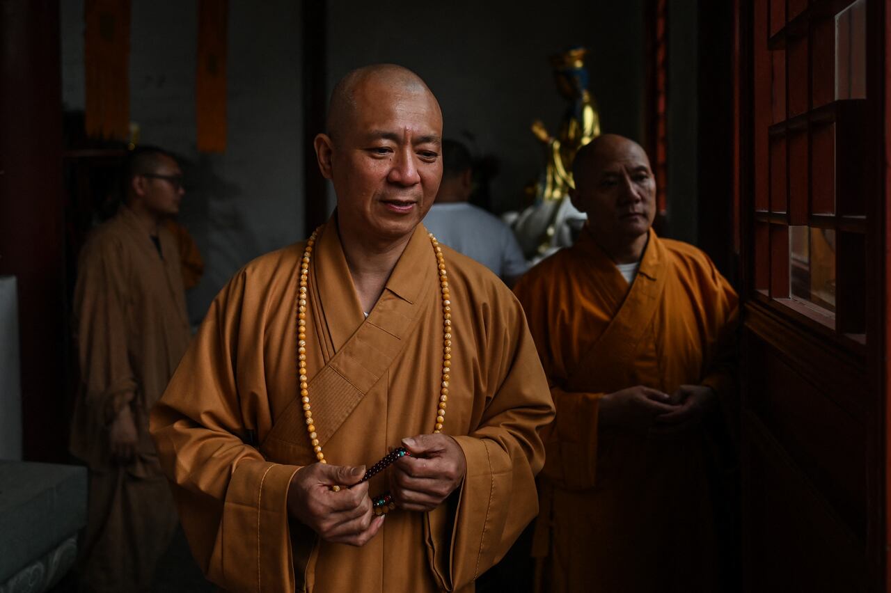 Zhi Xiang se levanta a las cuatro de la madrugada todos los días para ocuparse de ellos. No cobra ayudas públicas y subsiste gracias a la generosidad de los fieles, entre los que cuenta a sus padres.