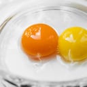 Es inusual que un huevo tenga dos yemas.