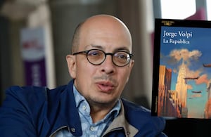 Jorge Volpi (México, 1968) es autor novelista, ensayista y dramaturgo. En 2008 recibió el Premio José Donoso al conjunto de su obra y la Medalla de la Orden de Isabel la Católica de España.
