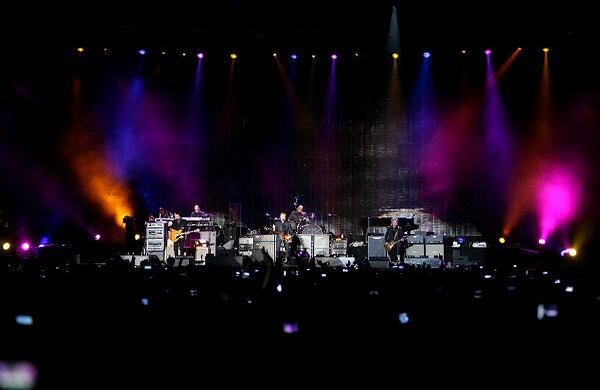 El show de luces, fuegos artificiales y el sonido dieron fuerza a la interpretación majestuosa del exbeatle.