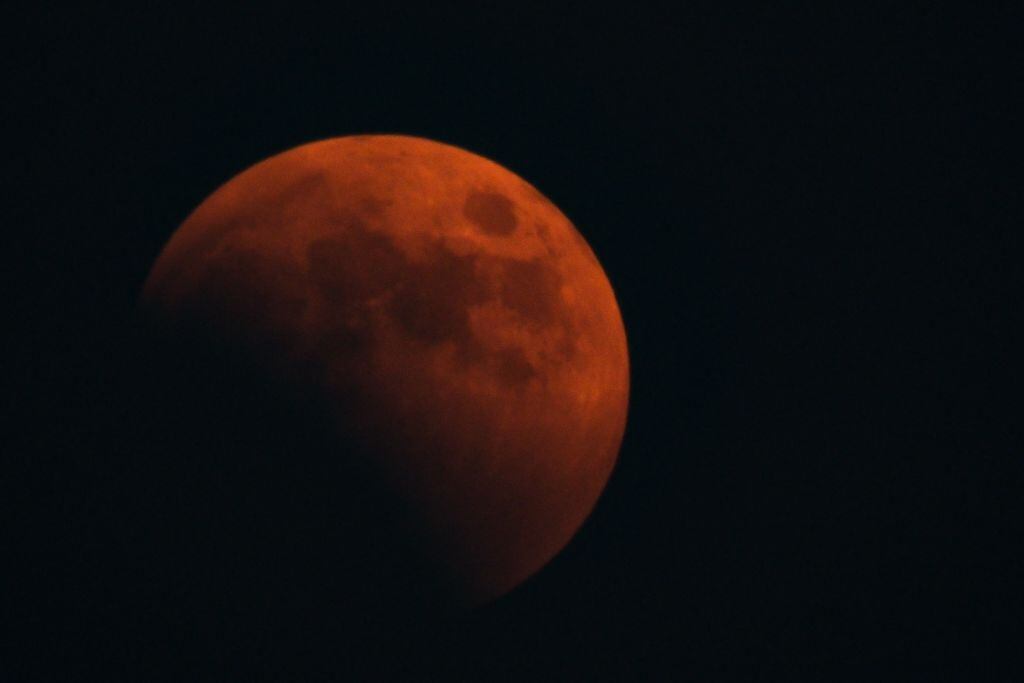 La luna se ve durante un eclipse lunar total en Beijing, capital de China, el 8 de noviembre de 2022. (Foto de Zhang Cheng/Xinhua a través de Getty Images)