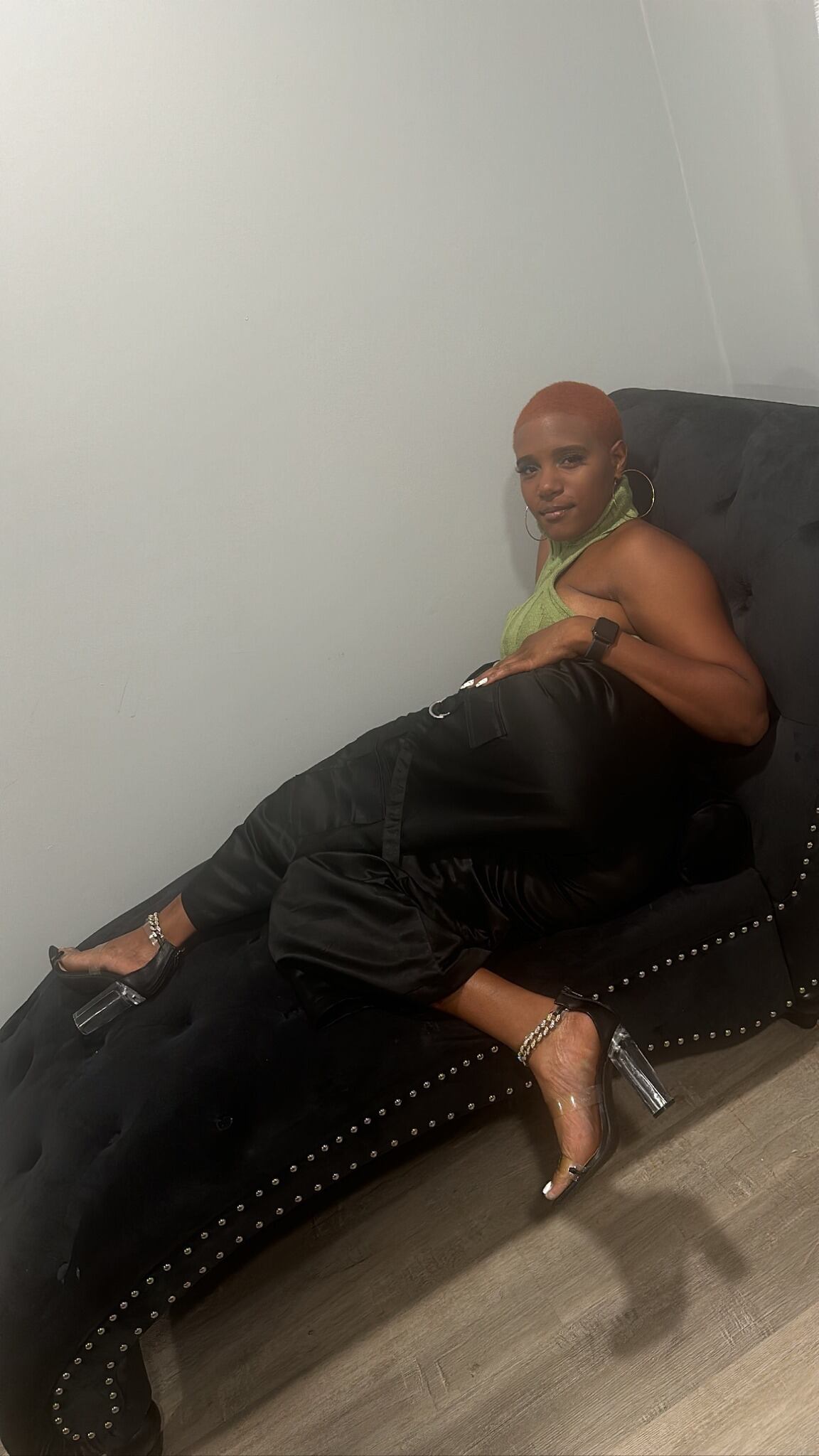 La mujer compró ropa para sus hijos durante sus vacaciones