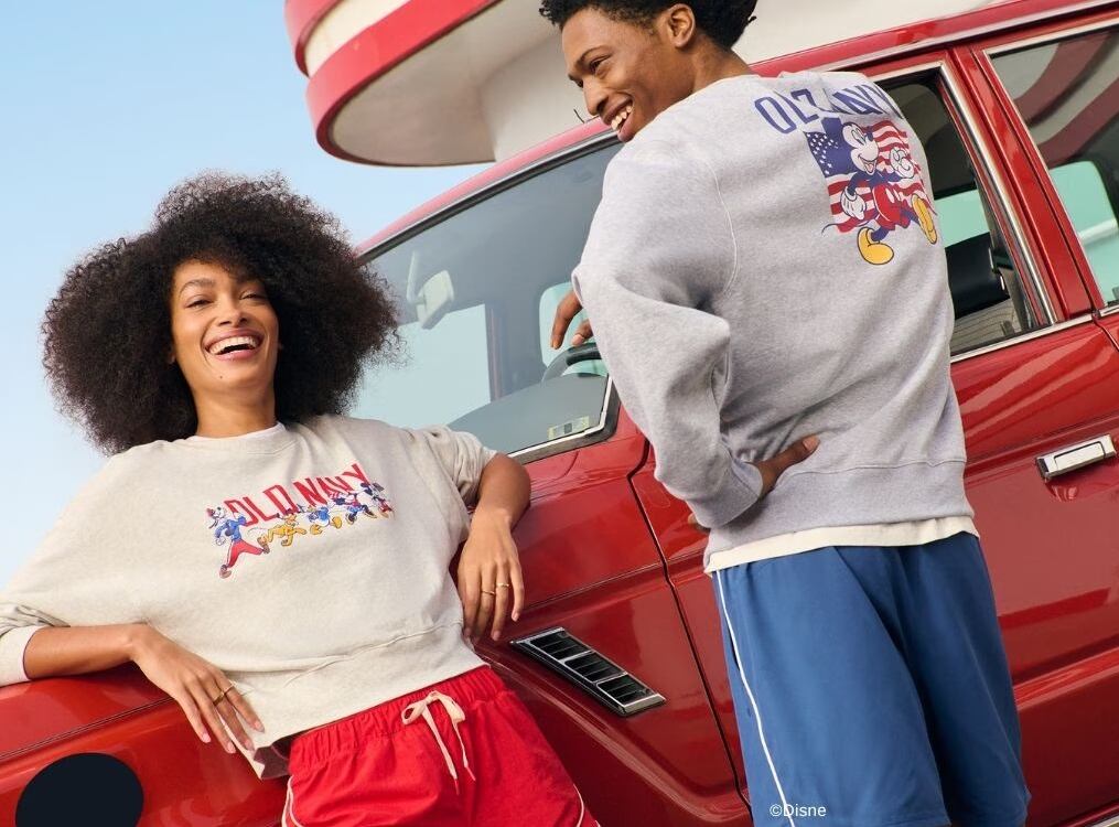 Colección veraniega llena de nostalgia, color y estilo para todas las edades, con Mickey, Minnie, Donald y más como protagonistas